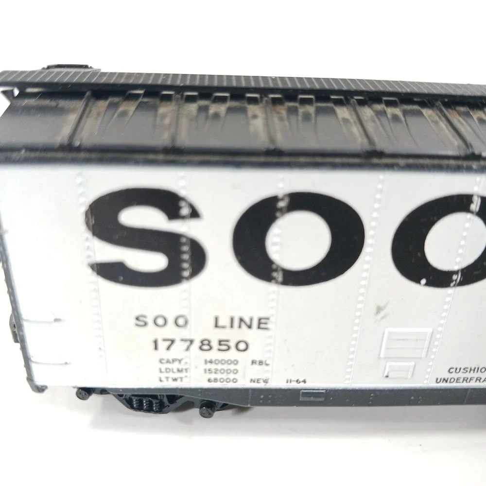 Athearn HO Scale Soo Line 50ft Plug Door Boxcar 1335 White Red Road 177850